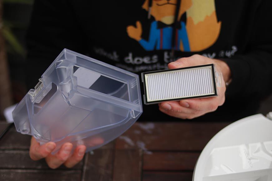 Das Staubfach des Roborock Q7 Max wird per Hand ausgeleert